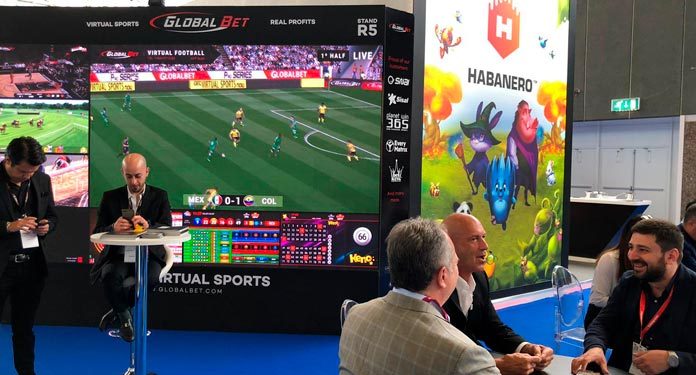 Divertido e colorido stand da Global Bet ao lado da Habanero