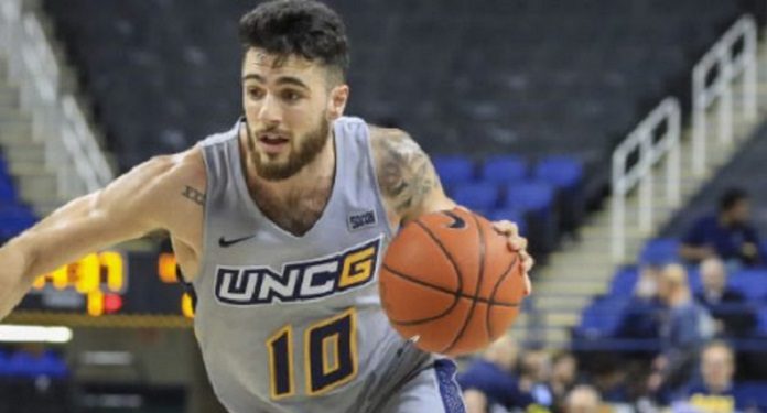 Ex-assistente-da-equipe-de-UNCG-recebe-punição-por-jogos-de-azar