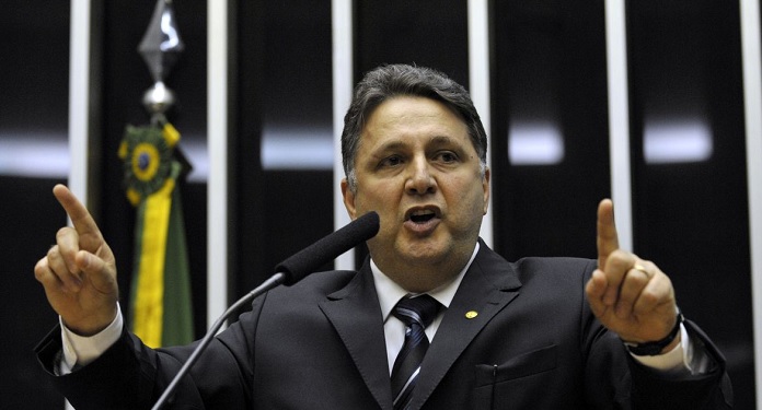 Anthony Garotinho supports legalization of gambling and points out Silvio Santos as 'the guy who started gambling in Brazil'