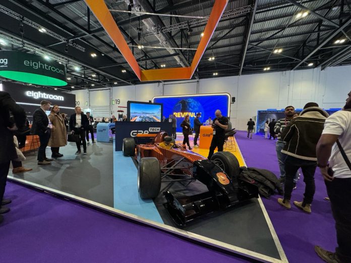 As empresas Eightroom e GR8 Tech lado a lado no ExCeL London