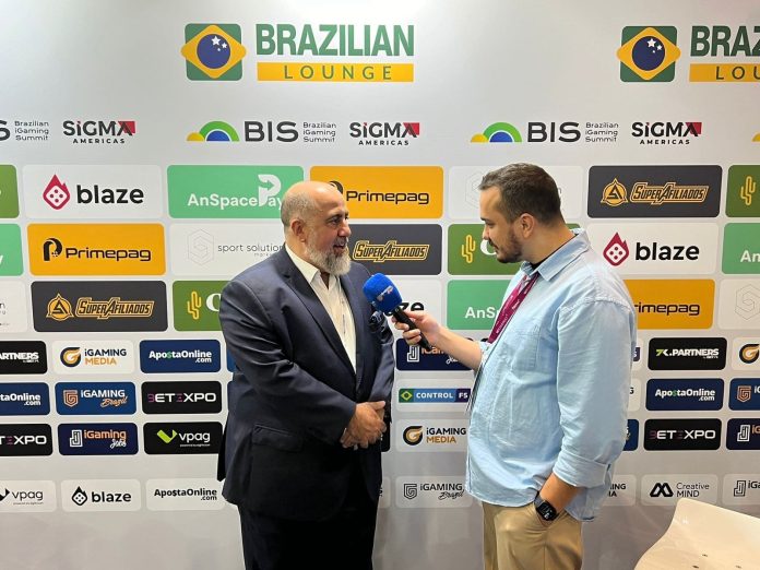 Jornalista do portal iGaming Brazil, Felipe Raibolt em conversa com o assessor do Ministério da Fazenda
