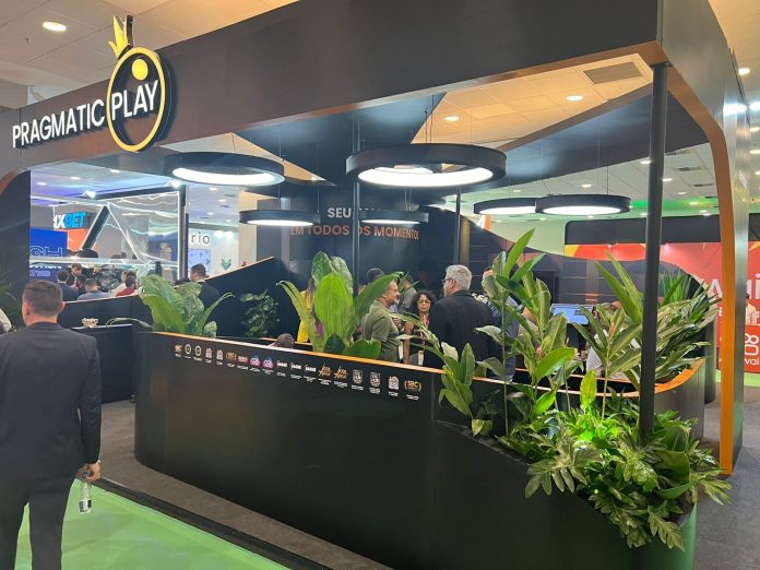 Espaço com as tradicionais cores da Pragmatic Play no evento