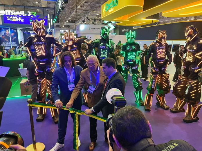 A ação formalizou o começo oficial da exposição e dos congressos