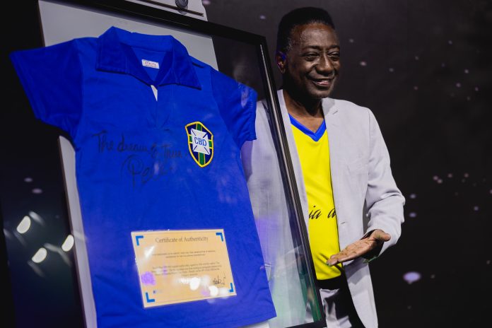 Camisa azul com autógrafo do Rei Pel. Imagem: Kalma Produtora é