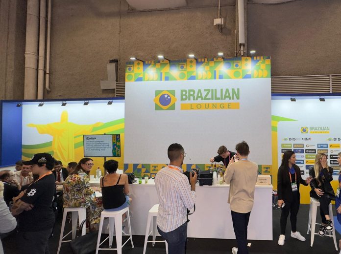 Local tomado por participantes nos primeiros momentos do evento