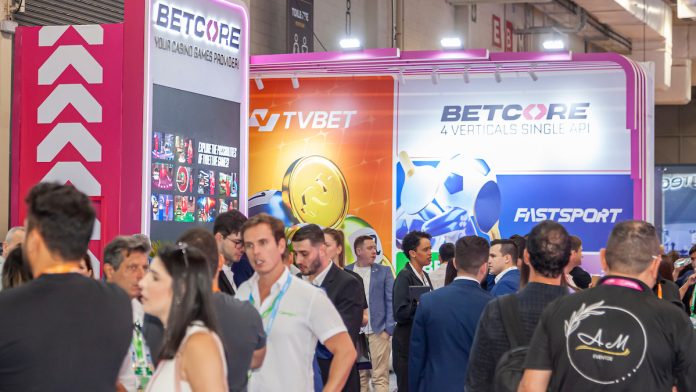 Empresa destaca os seus produtos na feira em São Paulo. Imagem: Agência Riguardare / Kalma Produtora