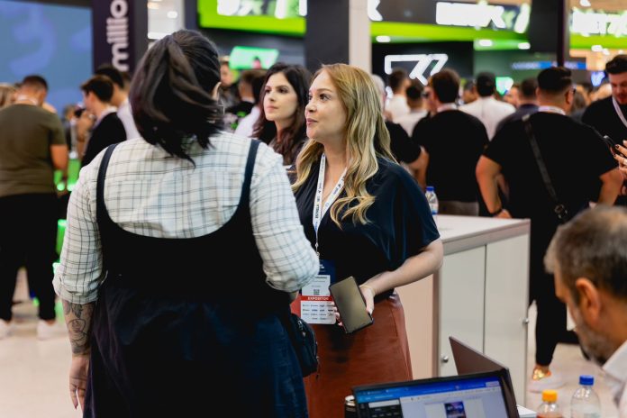 Oportunidades ilimitadas de networking com eventos acontecendo simultaneamente