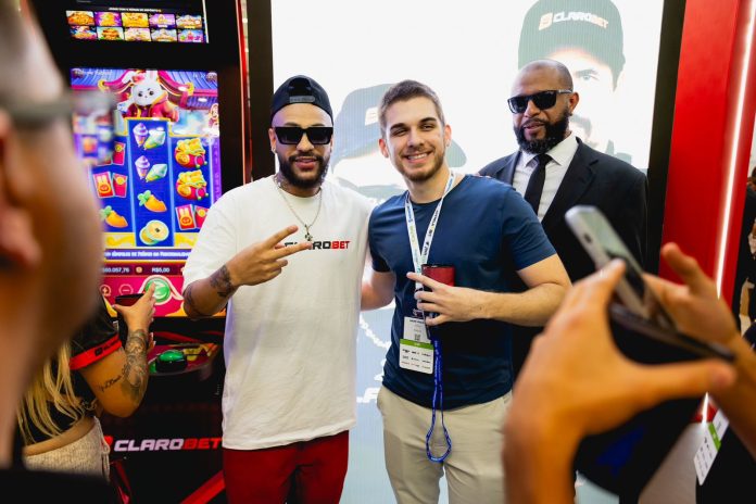 Sósia do jogador Neymar em participação no espaço da ClaroBet
