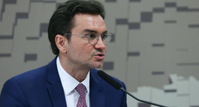 Ministro do turismo busca legalização dos cassinos entre os senadores