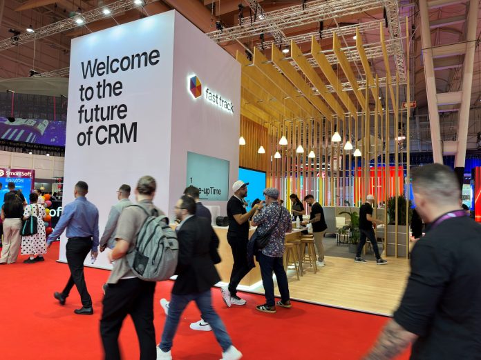 O slogan 'Bem-vindo ao futuro do CRM' bastante visível para os visitantes