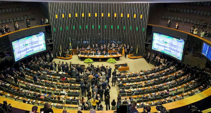 Câmara aprova urgência em PL de combate a apostas esportivas por menores Publicidade de apostas esportivas proibida para menores.