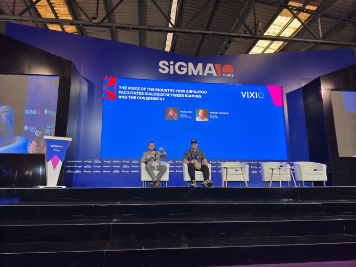 Painel intitulado: 'A voz da indústria: como a ABRAJOGO facilita o diálogo entre a indústria de iGaming e o governo