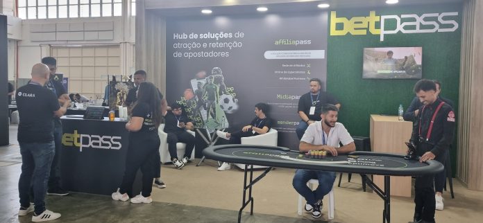 A mesa de poker chamou a atenção dos visitantes da feira