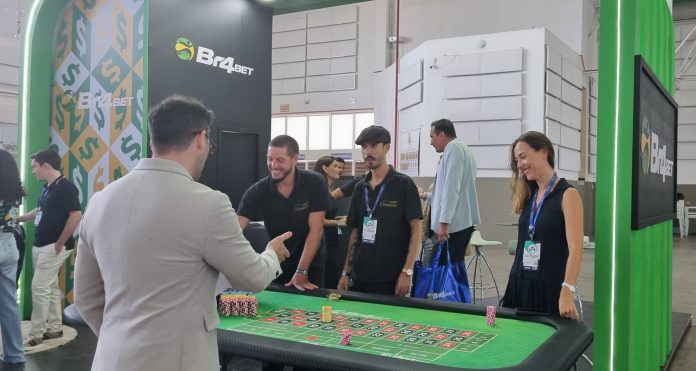 Brabet proporcionou entretenimento aos participantes da convenção