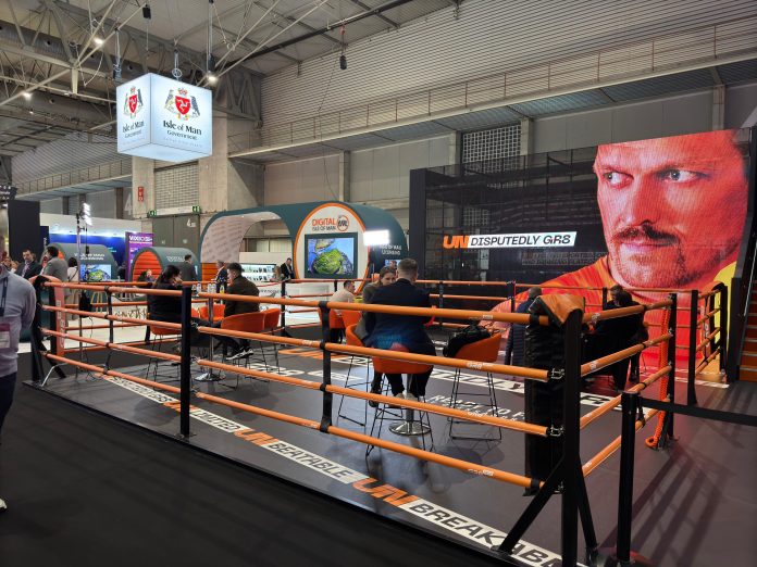 A empresa trouxe um ringue para a feira