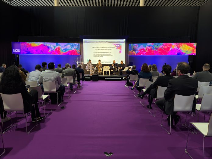 O painel 'Desafios Regulatórios e fiscais para provedores B2B no Brasil'