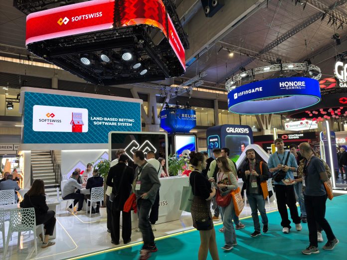 Marca da SOFTSWISS em local de ampla visibilidade durante a feira