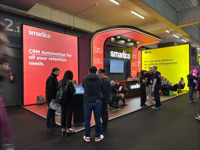 Estande ressalta as soluções de CRM para retenção dos clientes