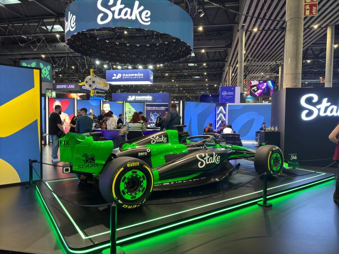 Estande da Stake se destaca com a presença de um imponente carro de corrida