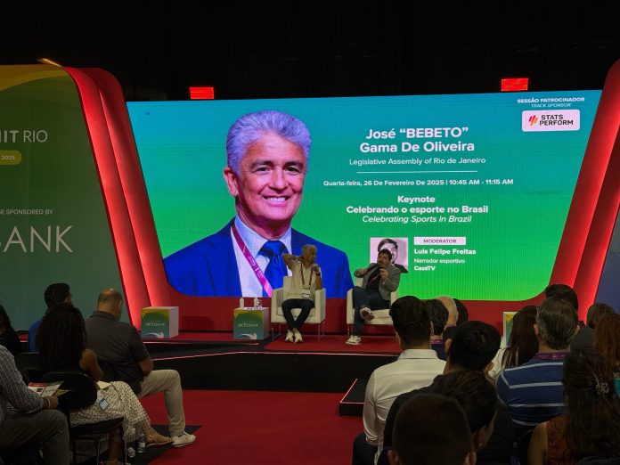 O ex-jogador de futebol e atual deputado estadual do Rio de Janeiro, Bebeto esteve em uma das primeiras ações do dia