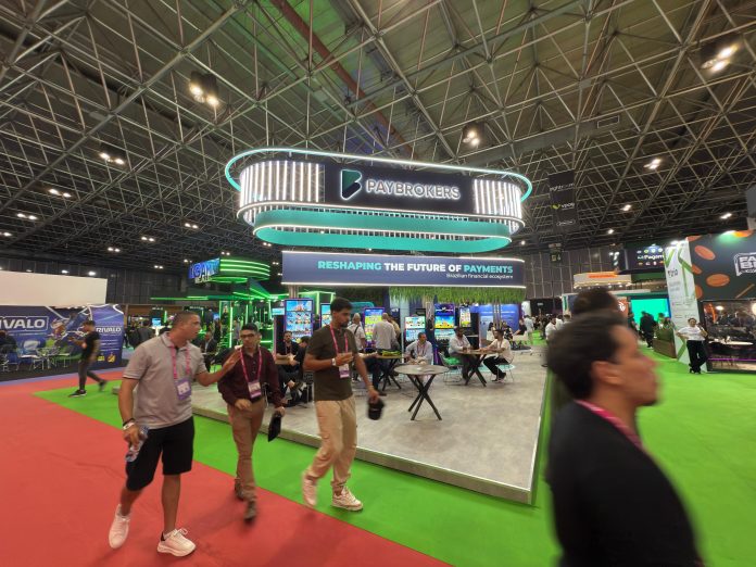 O slogan 'Remodelando o futuro dos pagamentos' em destaque
