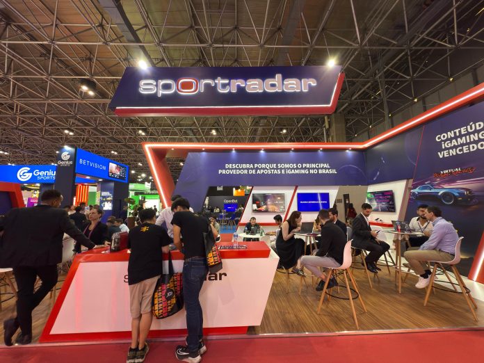 Estande com as cores tradicionais da Sportradar