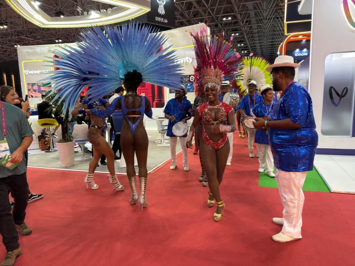 A folia 'invadiu' o Riocentro nesta quarta-feira (26)