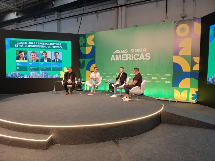 Deni Honorio (DNS), Murilo Lima (OneFootball), Beto Portela (Agente CBF) e o ex-jogador Dudu Cearense falaram sobre a relação entre o setor de apostas, ligas e clubes