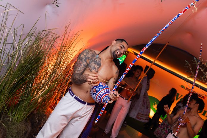 Um grupo de capoeira realizou uma apresentação