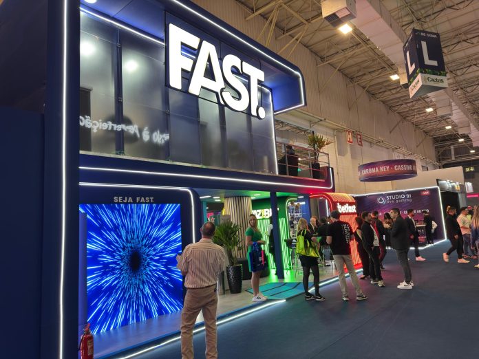 Ambiente amplo ocupado pela Fast.