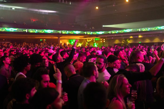 O espaço destinado para a celebração ficou lotado