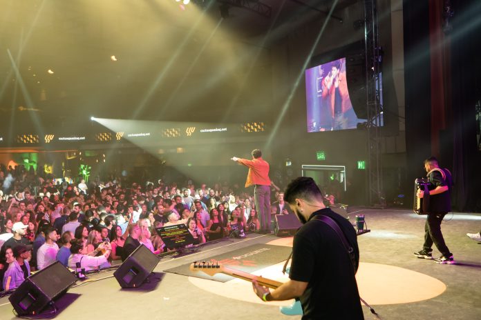 A festa seguiu em alta com a presença Leo Foguete