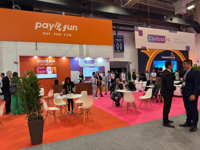 Empresas lado a lado no evento em São Paulo